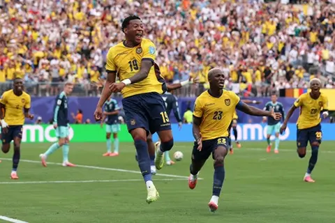 فرحة عارمة وأحضان اللاعبين بعد فوز الإكوادور على ألمانيا بكأس العالم (صور)